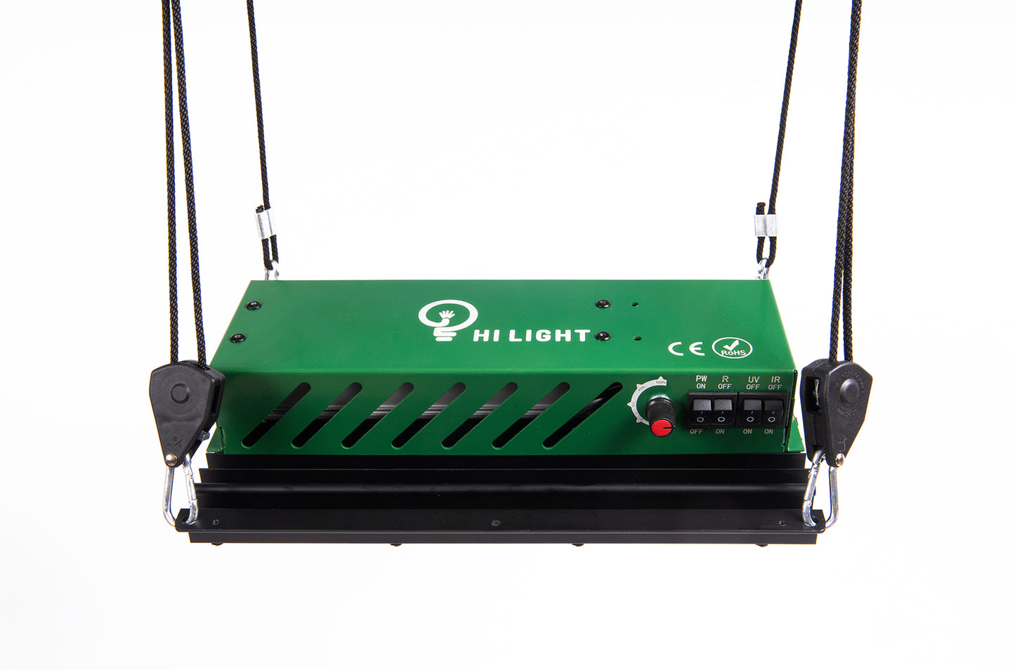 Lampa HiLight 120W zamontowana na regulowanych linkach i haczykach w growboxie.