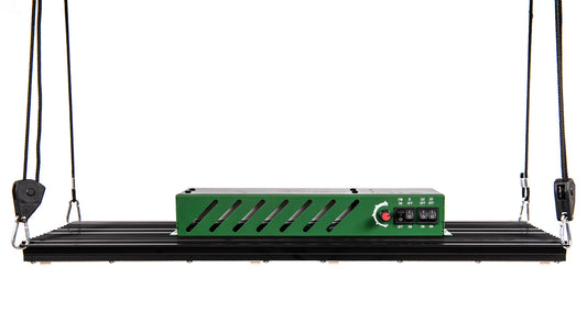 Panel sterowania lampy Hi Light 240W – widok z przodu, zamontowana na linkach regulowanych z haczykami