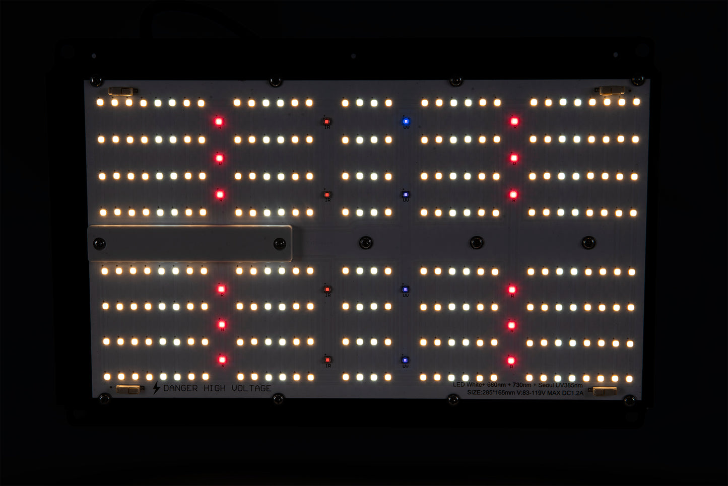 Panel LED lampy HiLight Lite 120W podczas pracy – zapalone diody emitujące światło o pełnym spektrum.