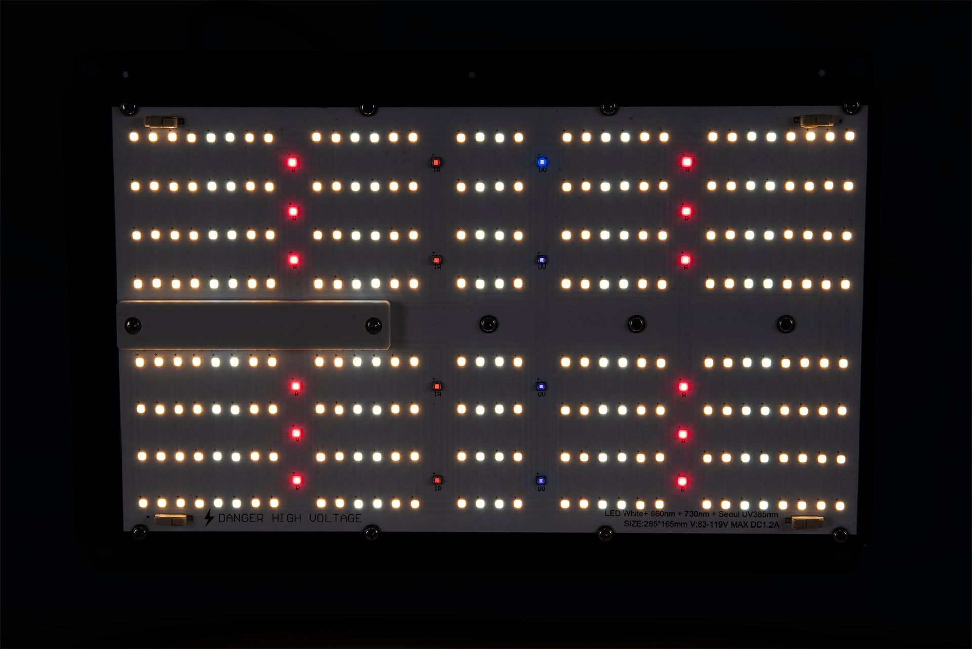 Panel LED lampy HiLight Lite 120W podczas pracy – zapalone diody emitujące światło o pełnym spektrum.