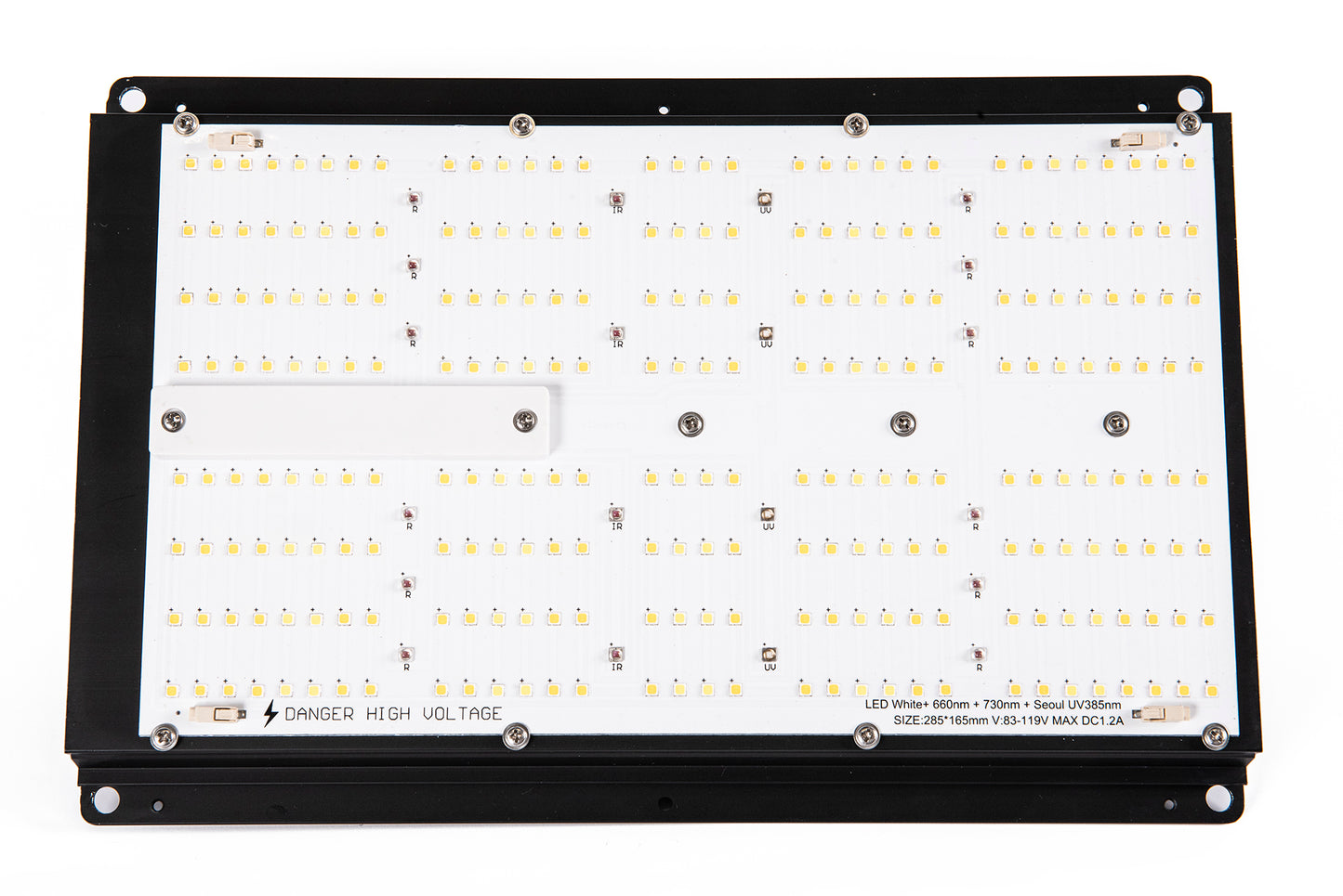 Widok spod lampy HiLight Lite 120W, pokazujący cały panel z diodami LED o pełnym spektrum.