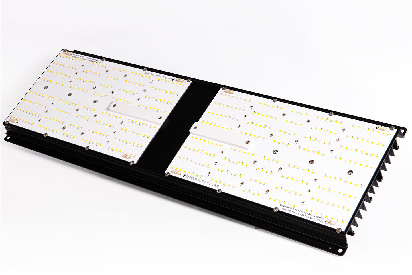 Izometryczny widok lampy Hi Light Lite 240W – dwa panele LED i aluminiowy radiator w ujęciu pod kątem