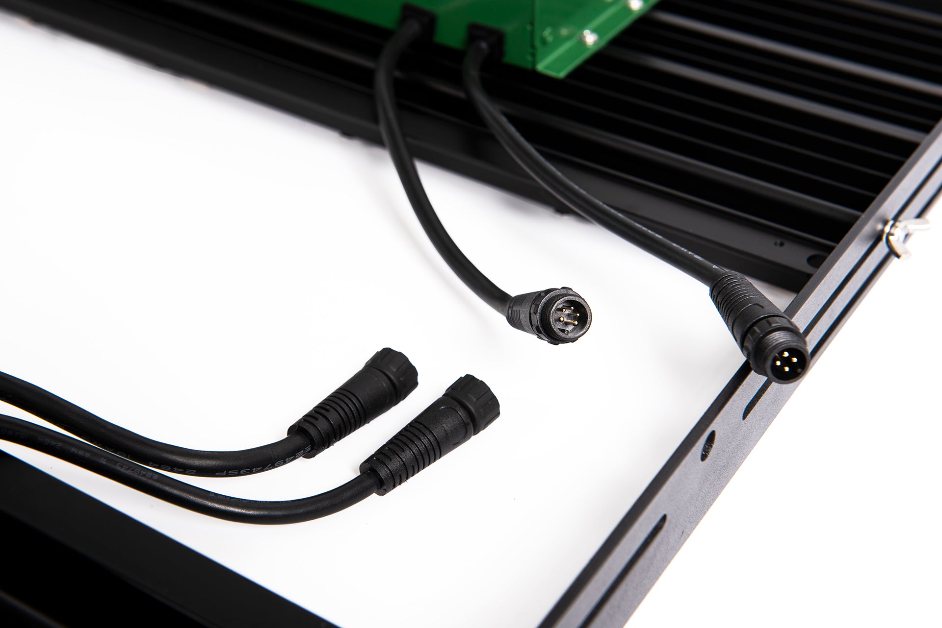 Zbliżenie na złącza kablowe łączące dwa moduły lampy Hi Light Lite 480W