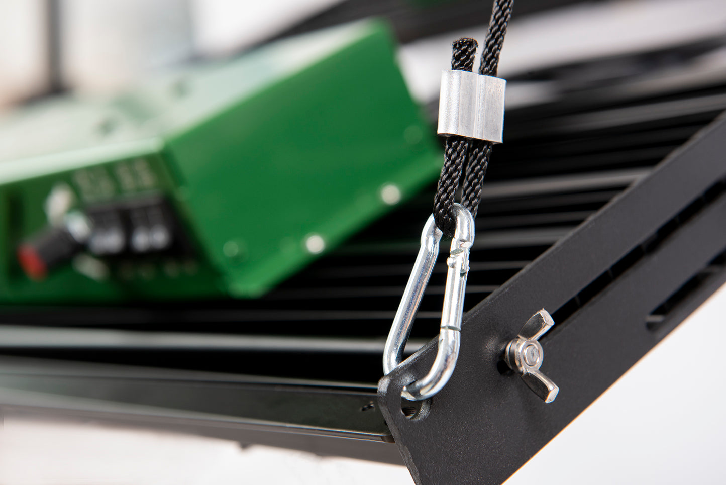 Zbliżenie na haczyk montażowy i płaskownik łączący moduły Hi Light Lite 480W